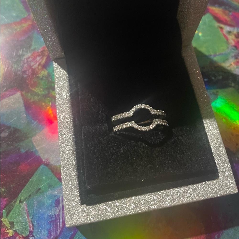 Elegant 14 ct. White Gold Ring Enhancer